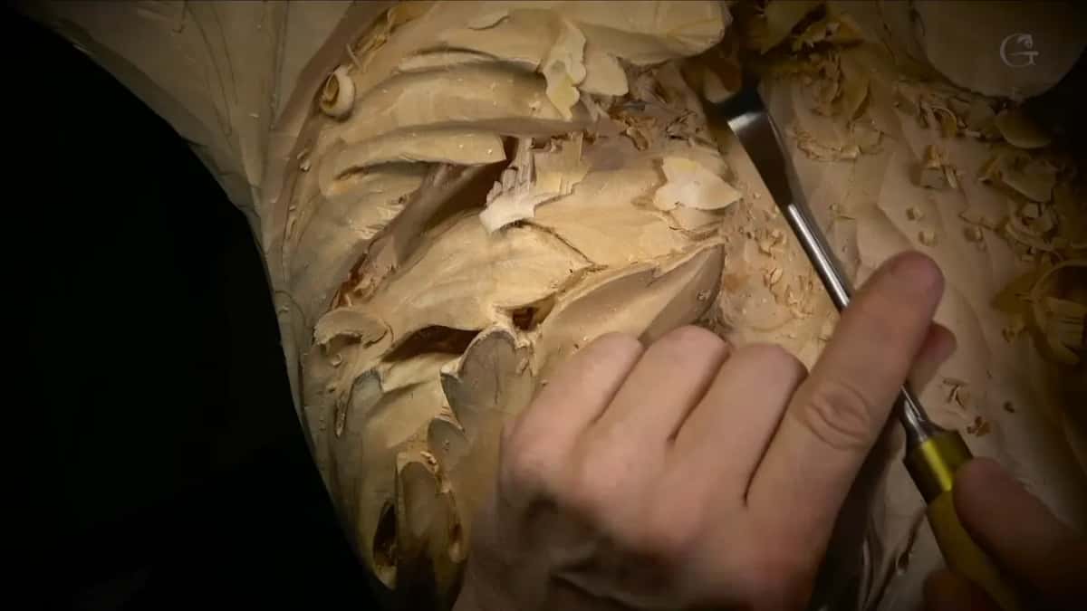 Spoon gouge between fingers