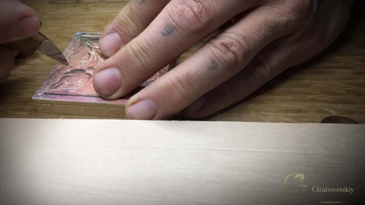The knife pinched like a pencil, going straight down on the outline