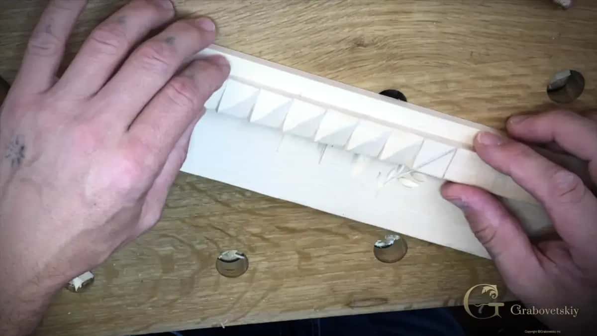 Gouge facets catching low side light