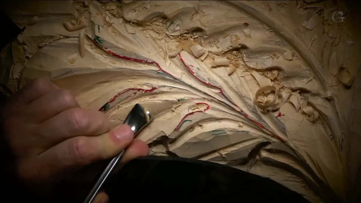 Bent gouge along a round