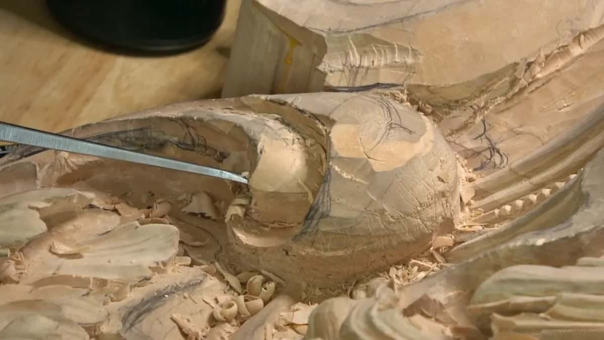 A blade enters the hollow; a mallet head sits in one corner.