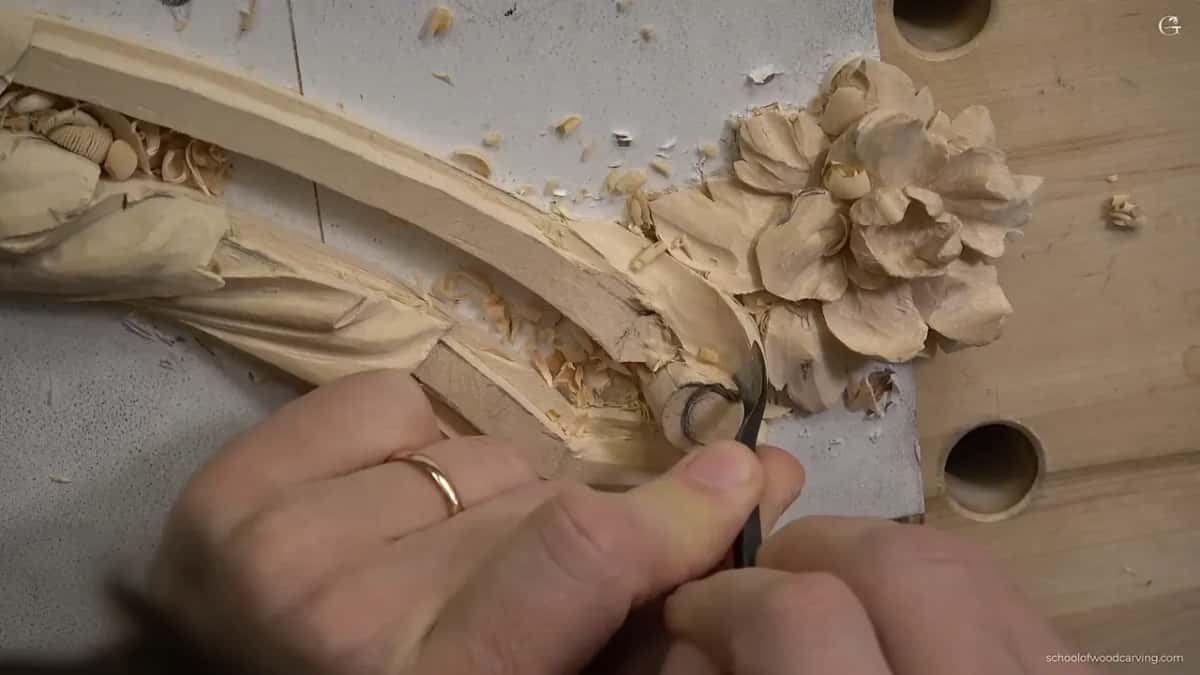 Ring on the hand, short bent spoon on the ridge.