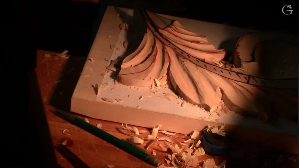 Fully modelled under warm light, nobody touching the piece at all
