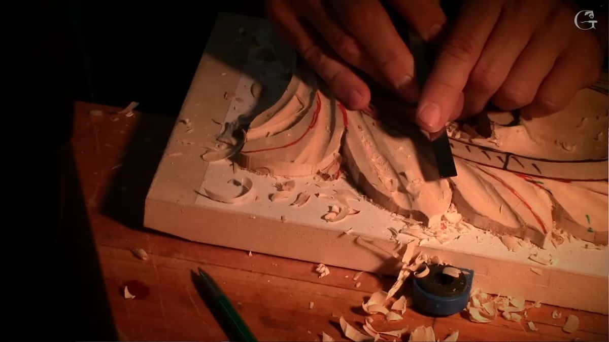 Wide sweep travelling across the carved face