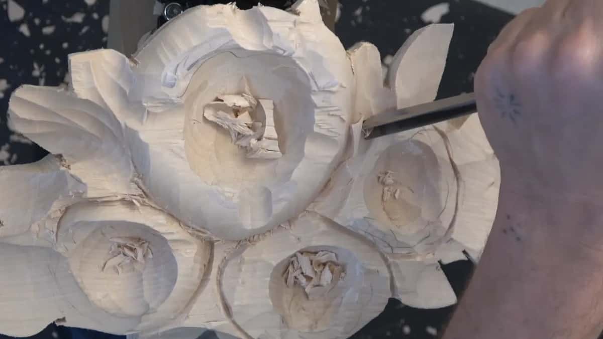 Narrow blade running around the outside of a flower to part it from its neighbour