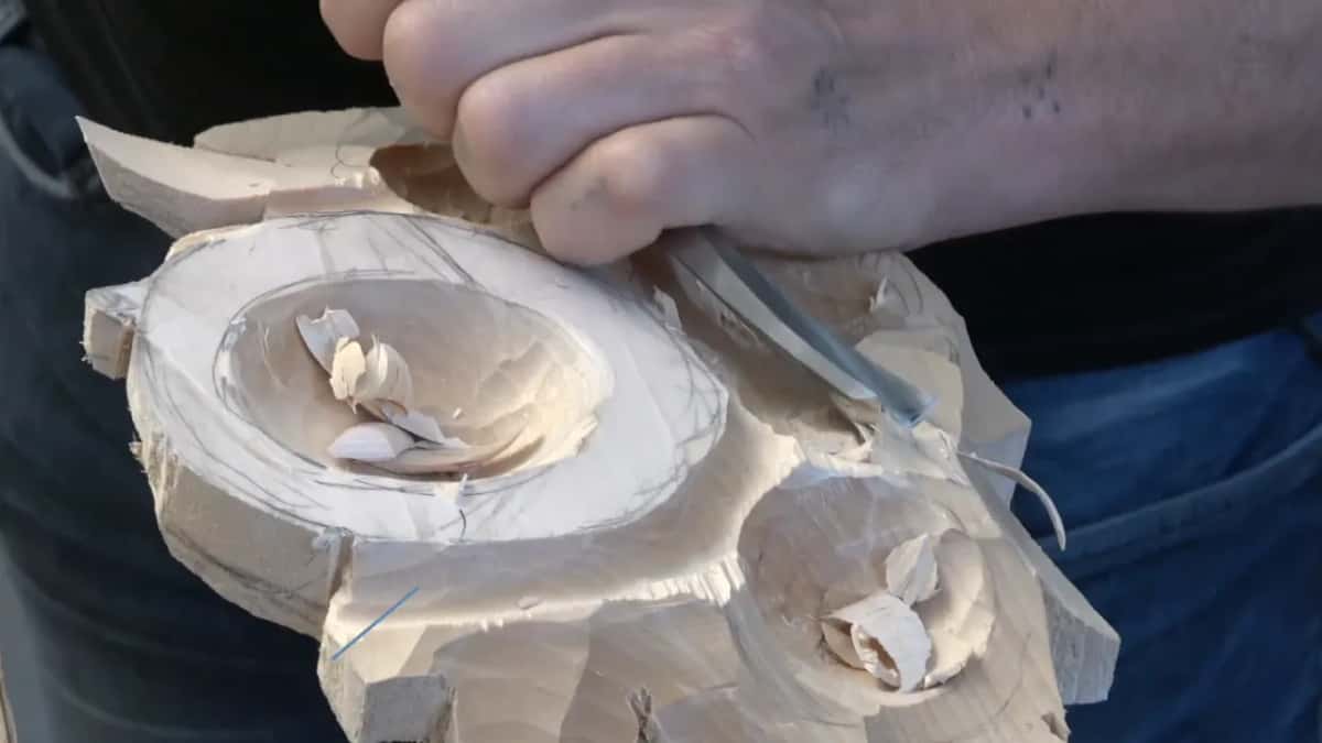 Clean oval ring standing around the hollow, chips lying inside it