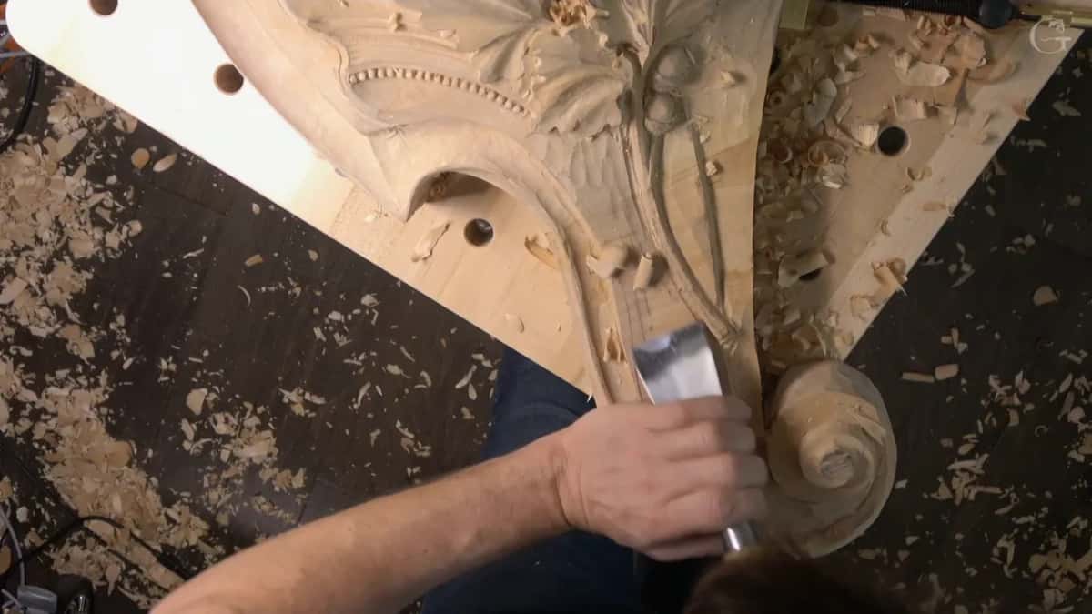 Long blade pushed along the outer corbel edge