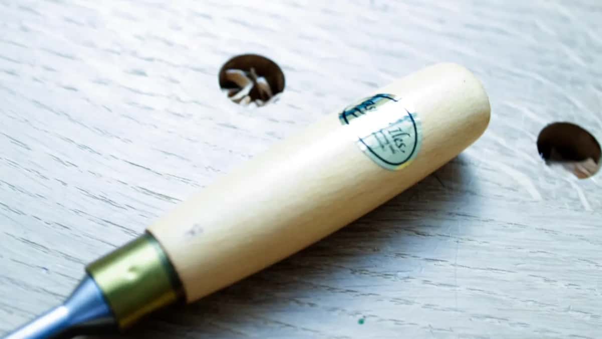 A handle on the bench with the Iles sticker still on it.
