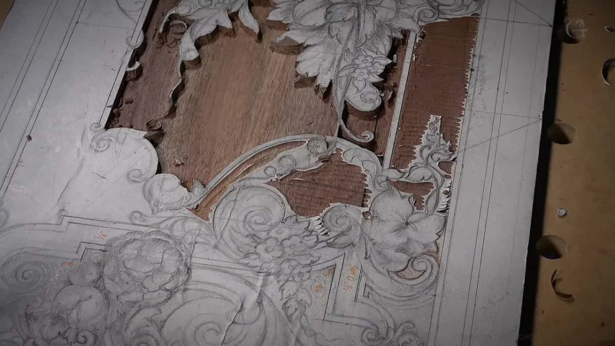 The panel between passes