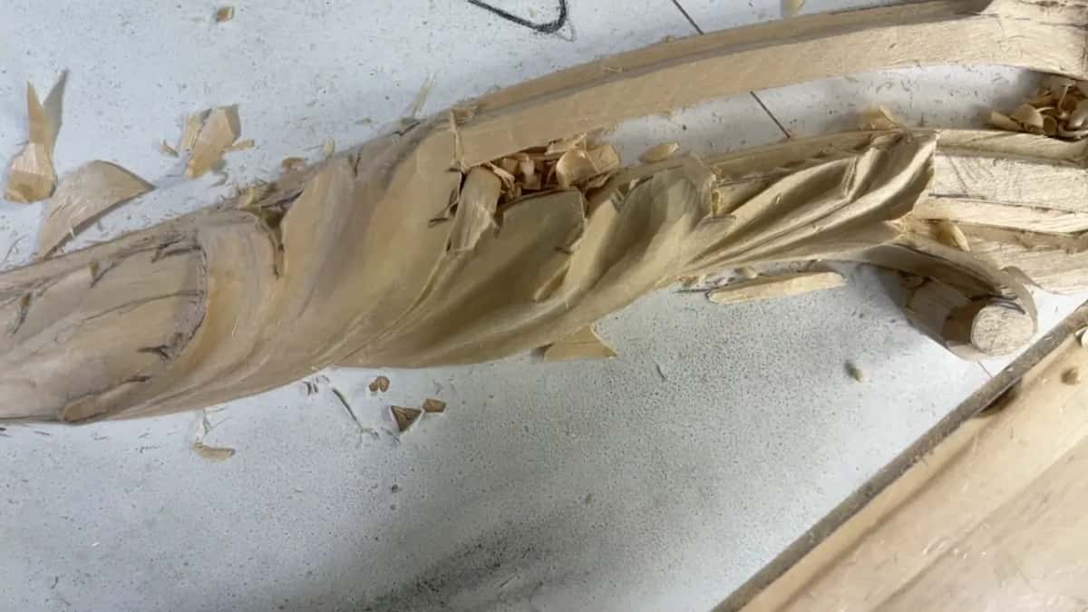 Ridges and hollows running the length of the carved acanthus movement, seen almost end on.