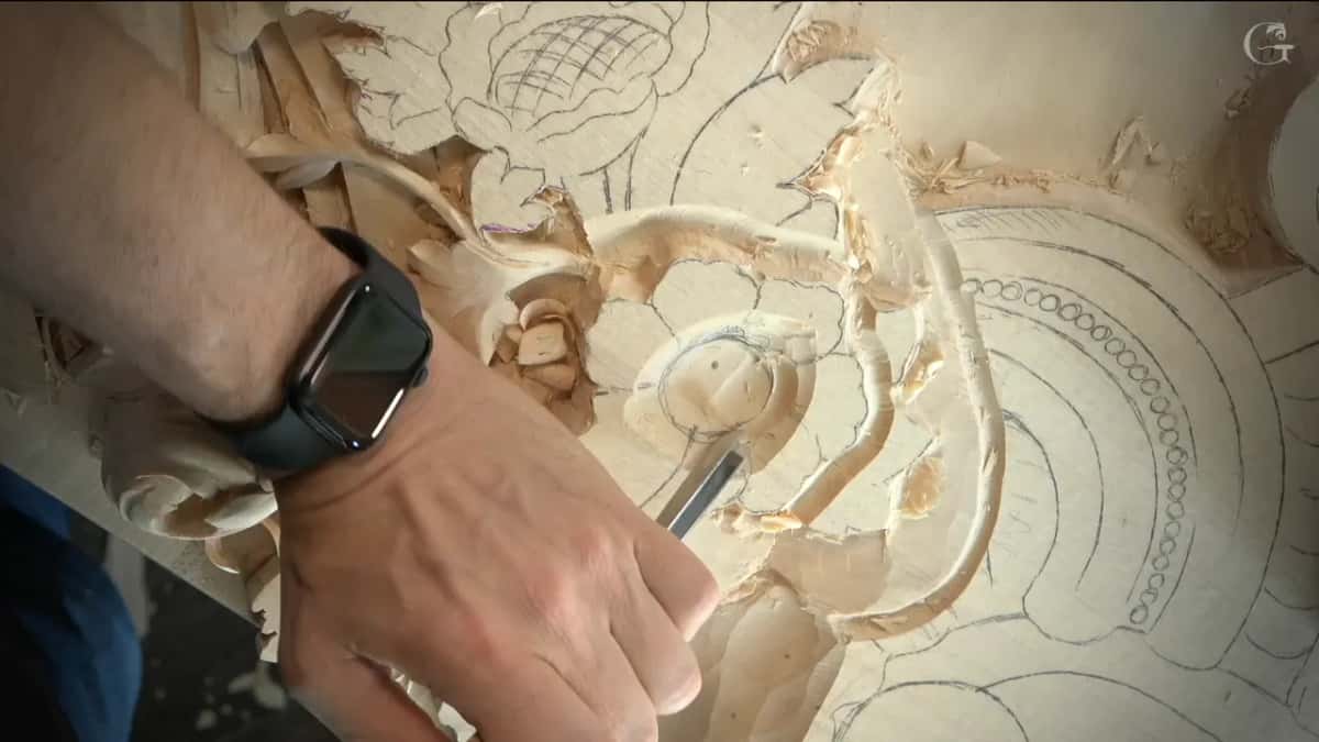 Outlining the flower centre with a gouge
