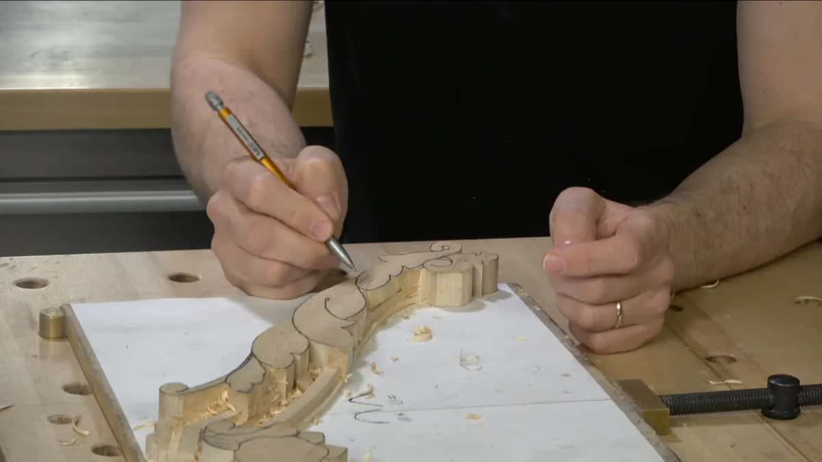 Deciding with a pencil in hand which of the two walls has to survive to the finish.