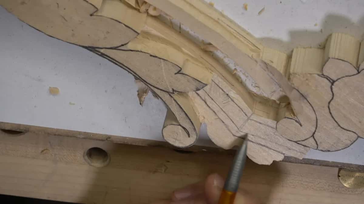 Narrow tool laid into the carved run.