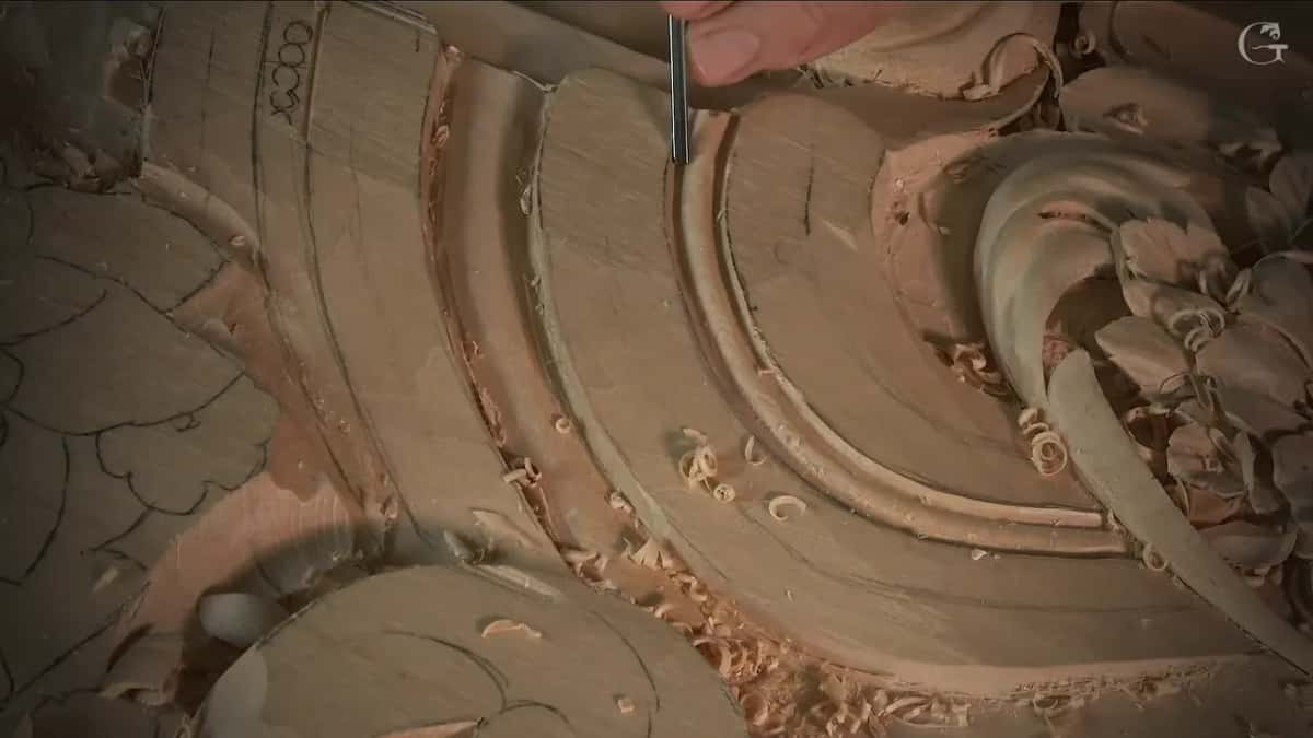 Veiner tip resting in a groove