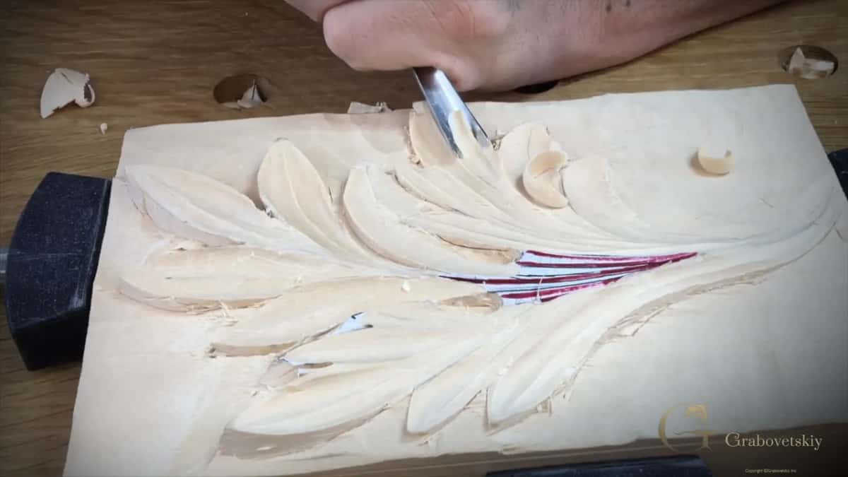 A wider gouge going into a broad lobe near the top of the design.