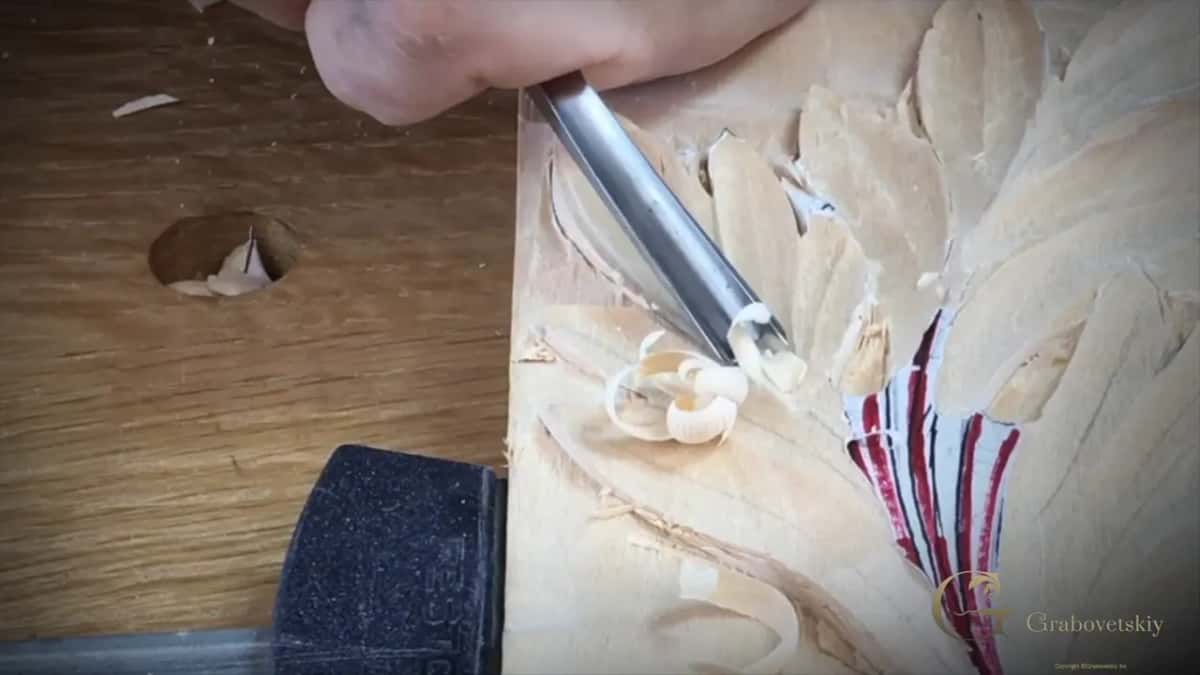 A single cut travelling the full length of a lobe, the shaving standing up behind the blade.