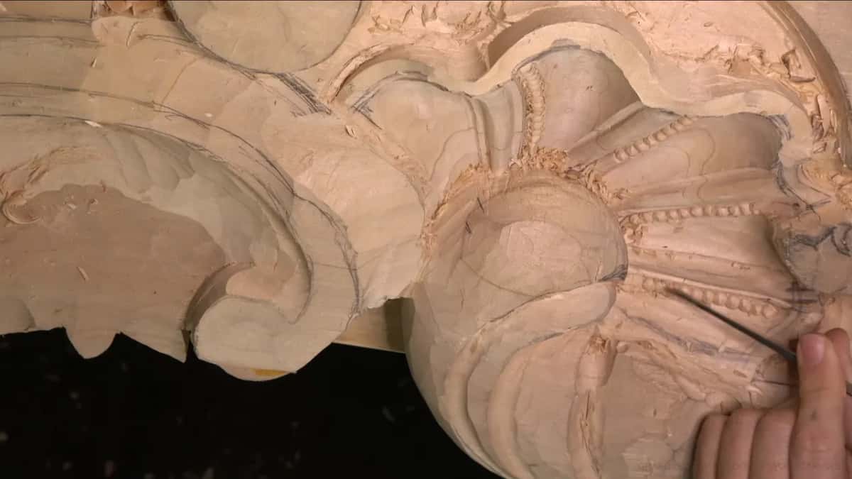The corner of a narrow gouge cleans the space between two beads.