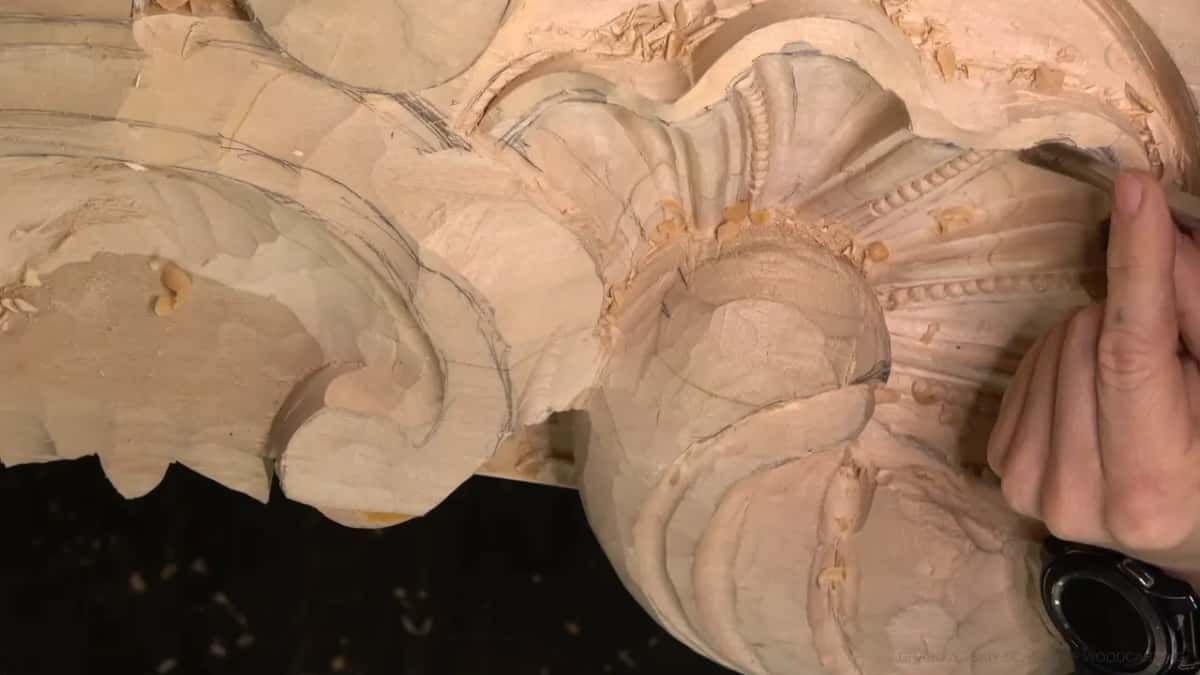 Fingers guide the tool along the upper beads.