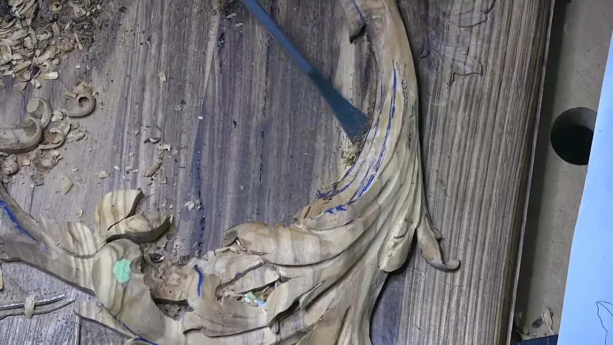 Gouge tip resting in the rough seam
