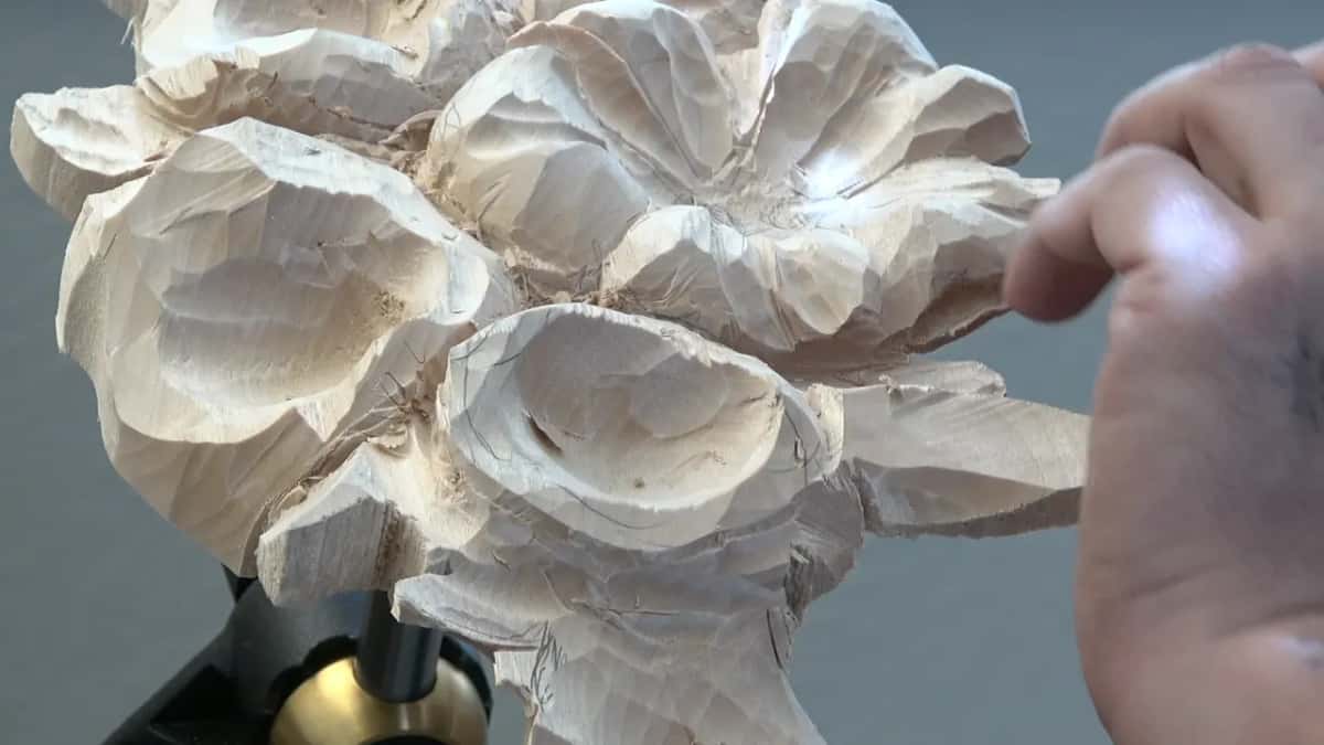 Thumb on the flower rim