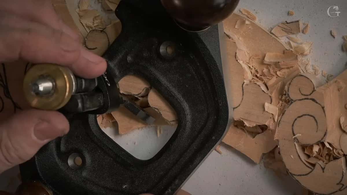 Router plane blade lifting a shaving