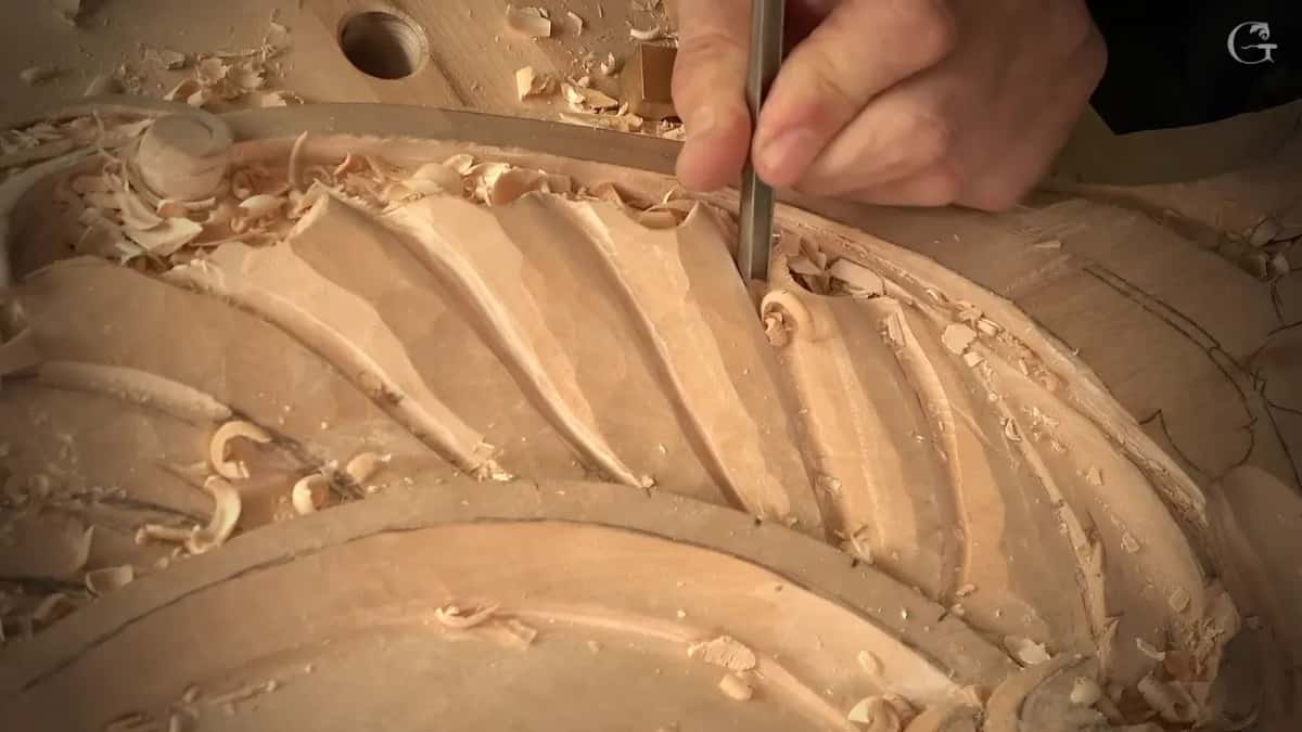 Upright tool between flutes