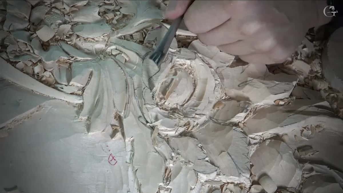 Gouge edge set at the round rim of the flower, chips beside it