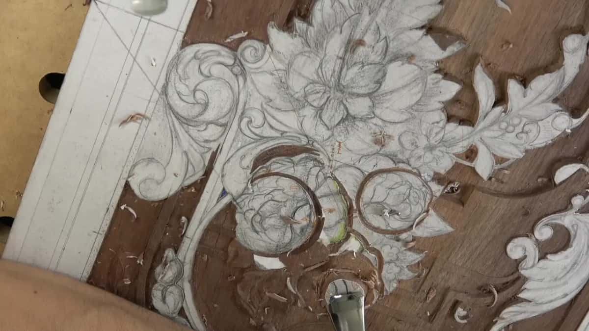 Wide gouge arriving from the bottom of the picture among fresh shavings