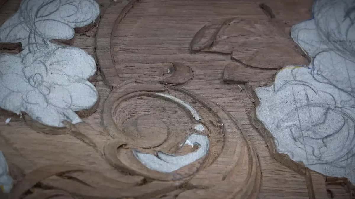 Empty spiral, no tools, chalked flowers standing on both sides of it