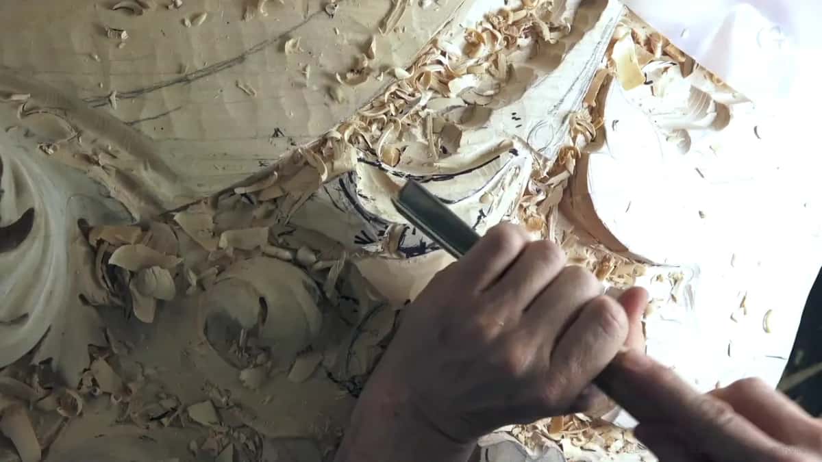 Gouge inside a round hollow.