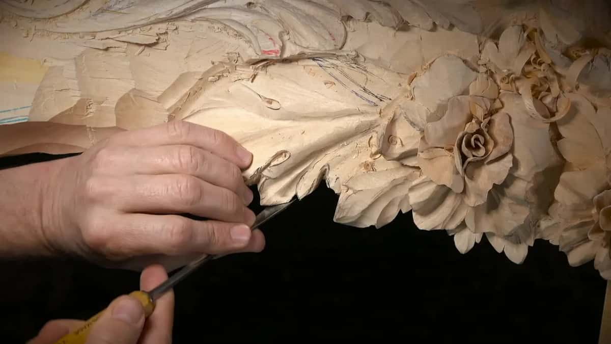 Knuckles and a gouge at a leaf edge