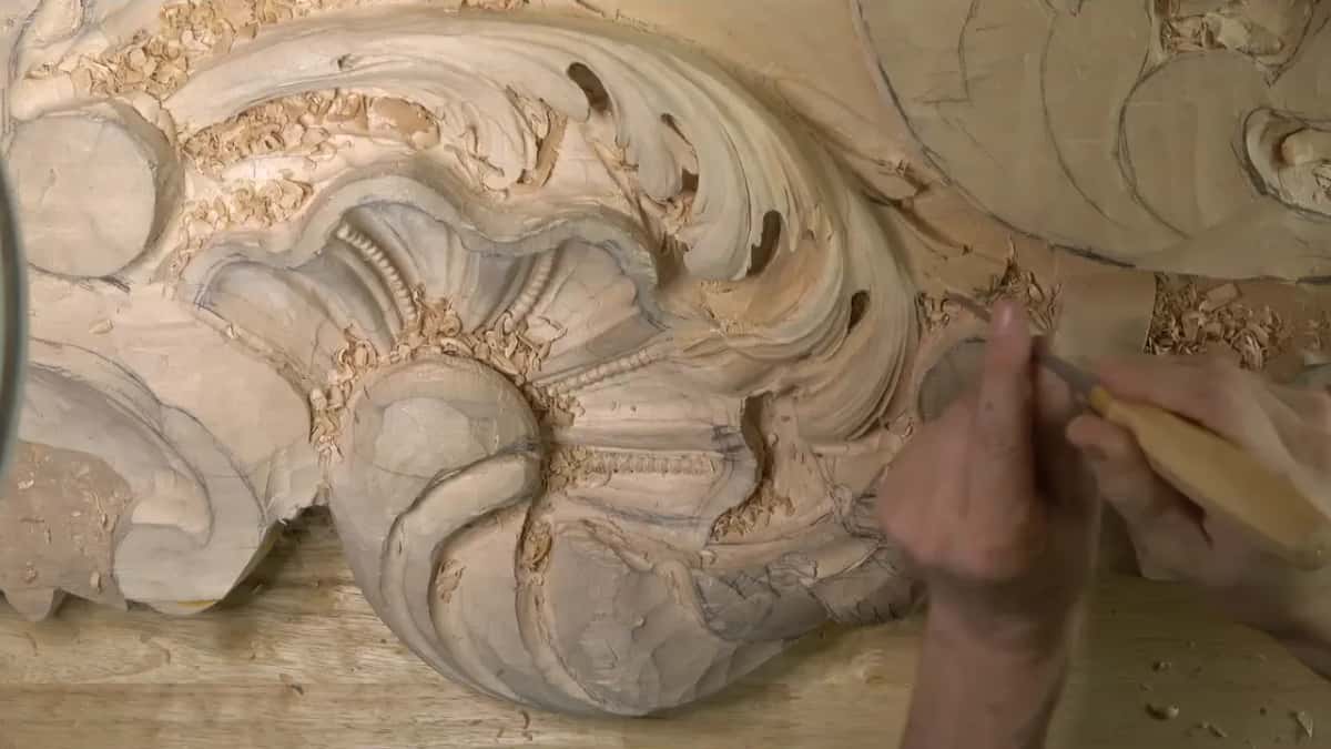 Pale handle angled across the right lobe.