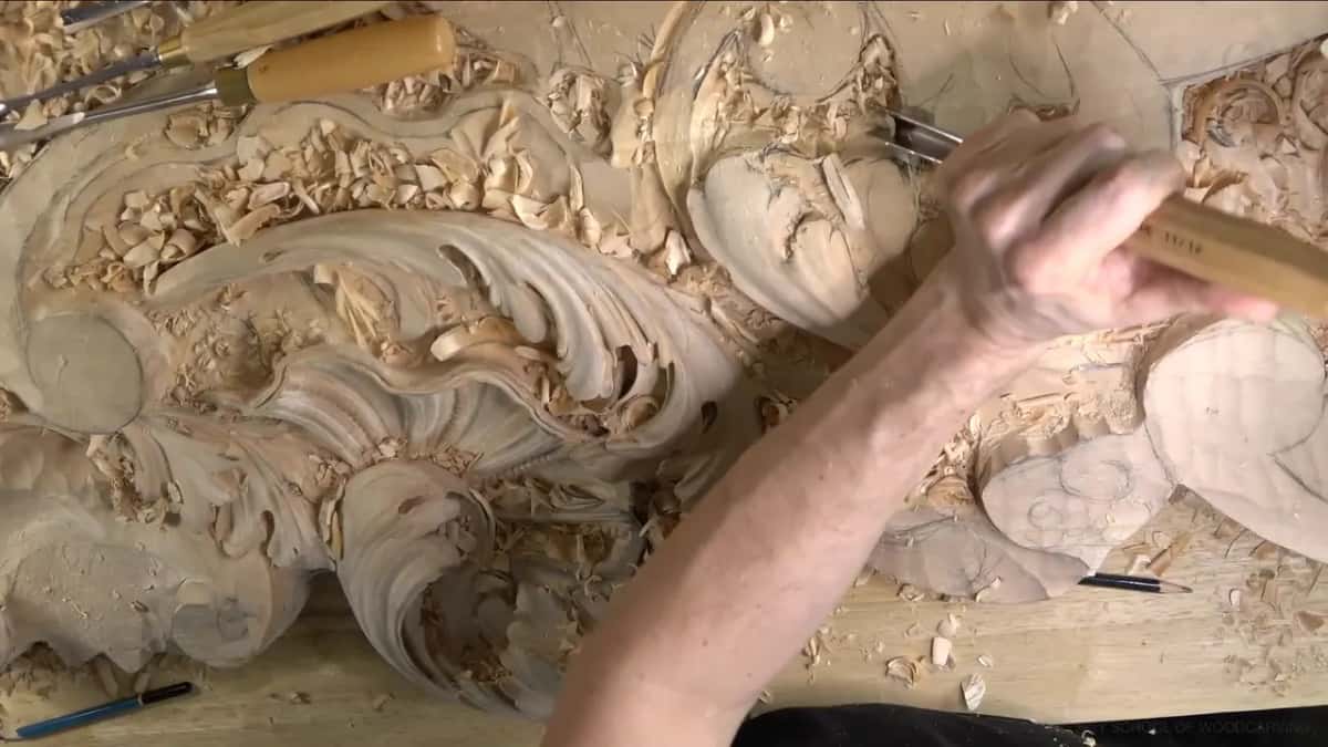 Right hand drives a gouge up into the top lobe.