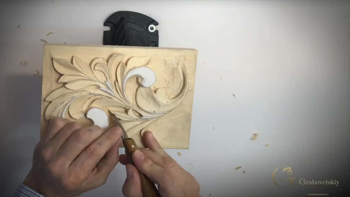 Blade set in a lower lobe, panel on its side