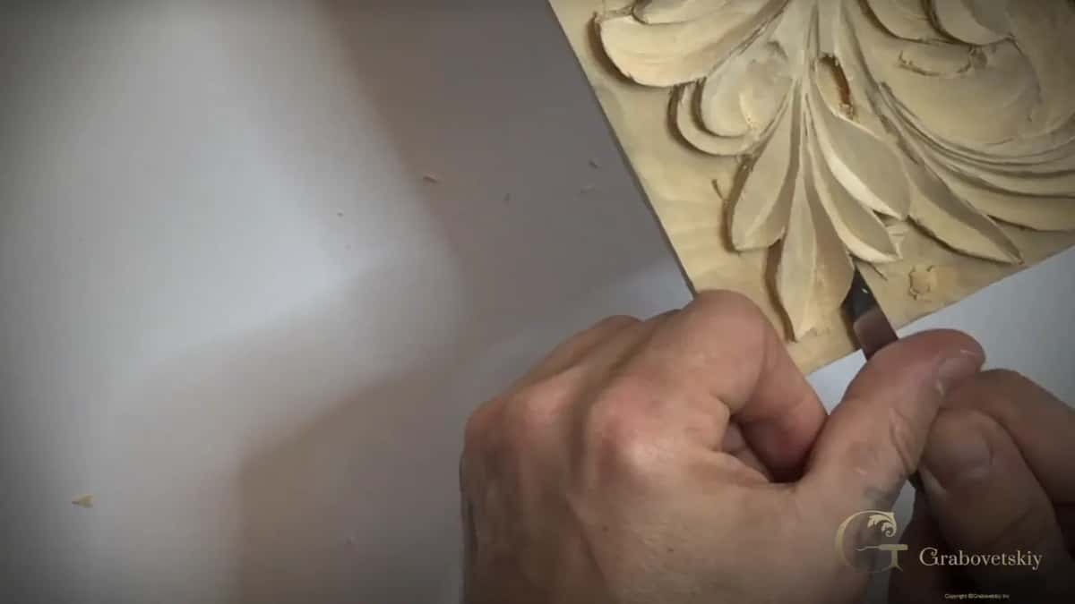 Two hands on a short blade at the foot of the leaf