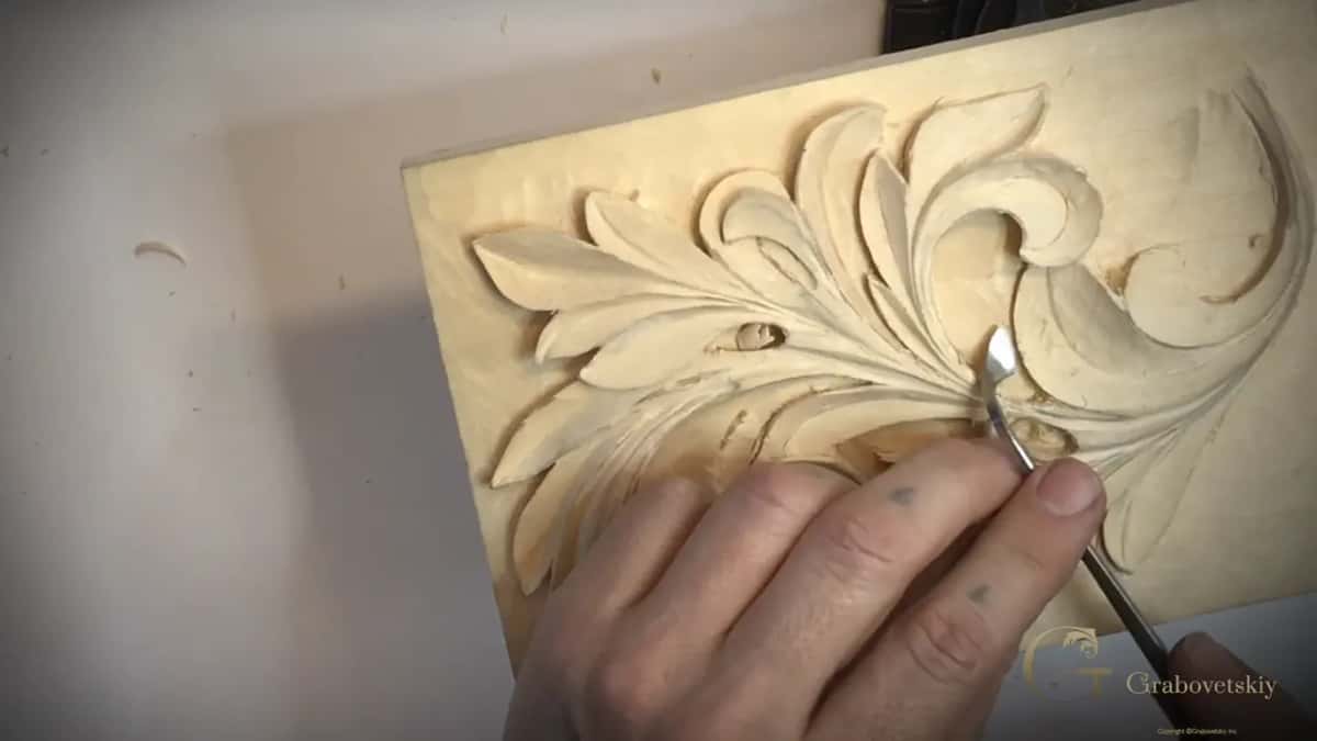 Spoon shaped blade in the middle of the leaf, with the panel turned onto its long side