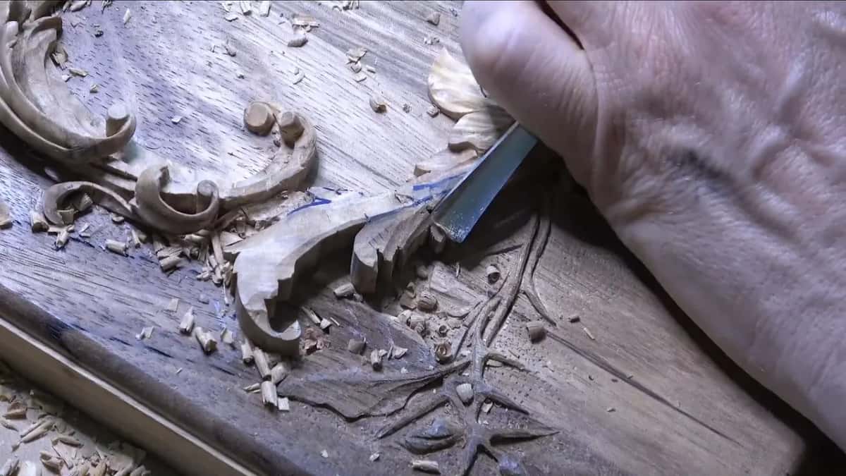Gouge slicing the leaf