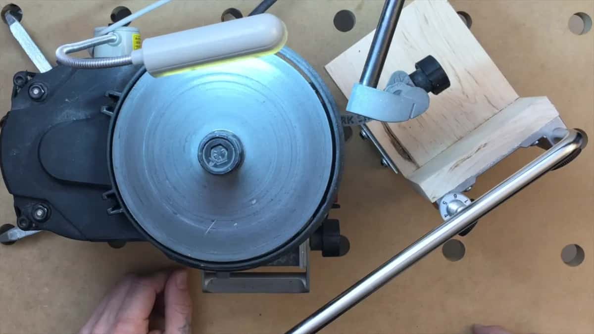 The whole arrangement seen from overhead, machine on the left and mount on the right.