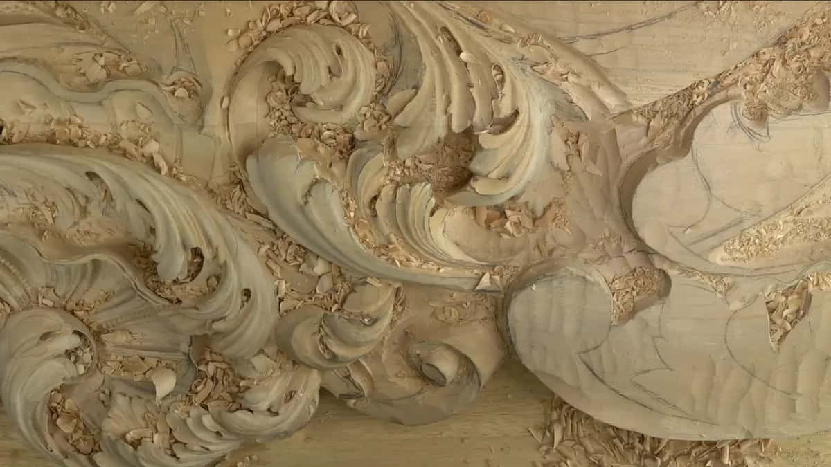With the hands gone, the leaves and the round volute under them show clearly from above.