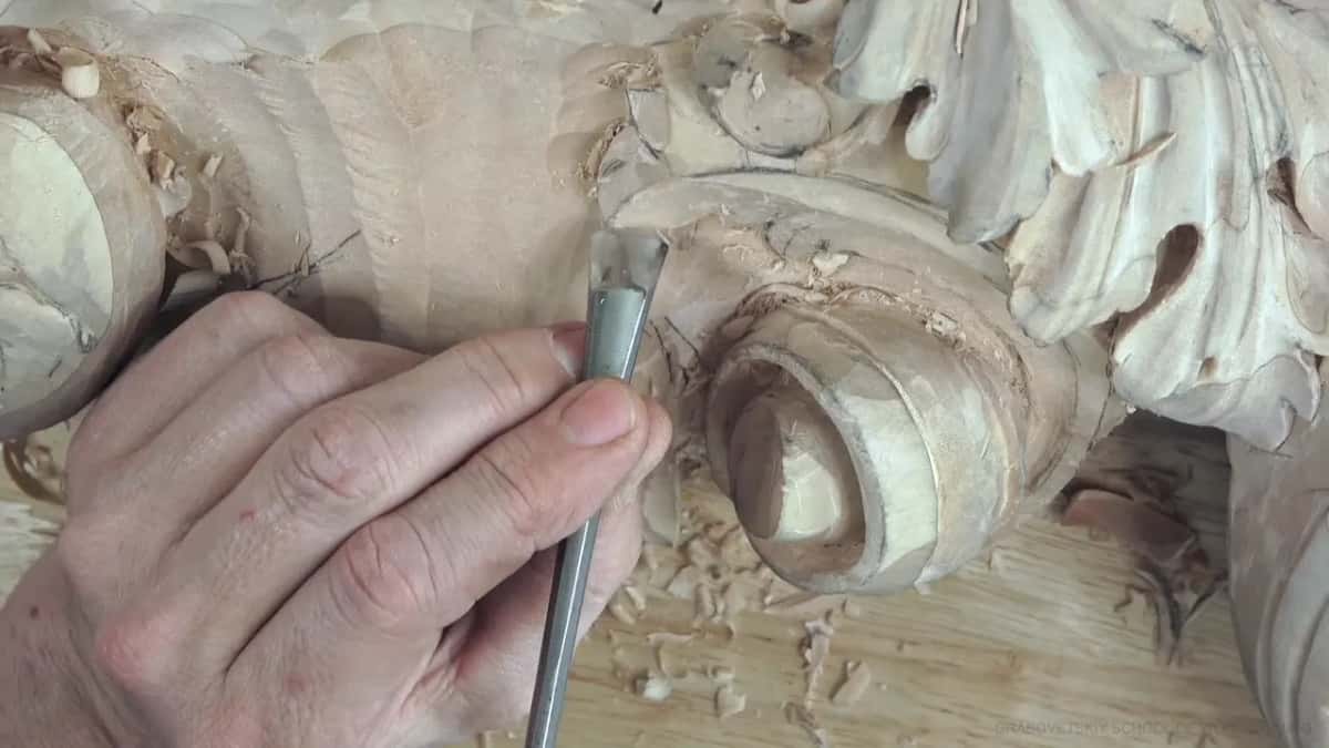 Narrow gouge, held upright.