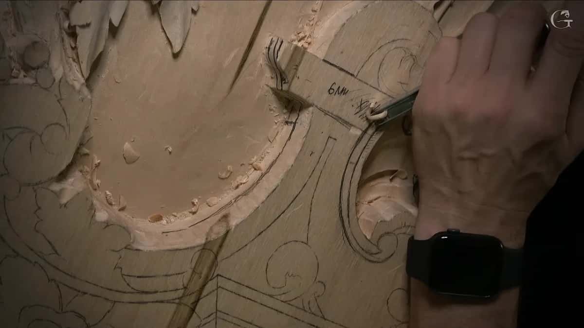 Small gouge set into the drawn line
