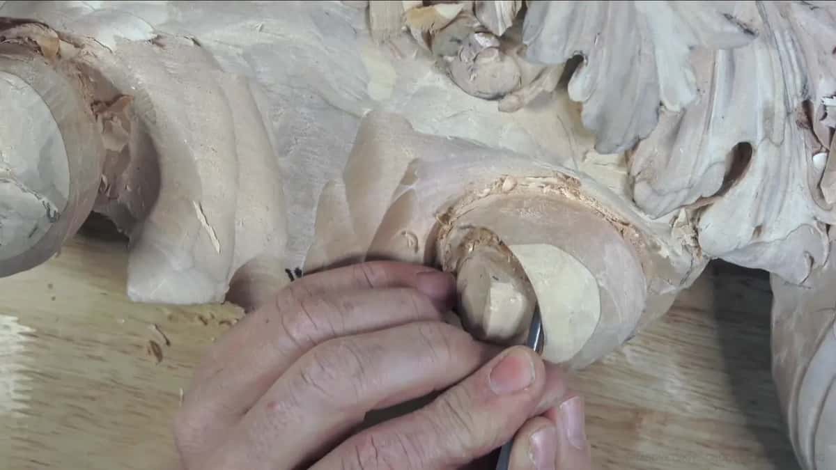 Fingertips pinch the shank.