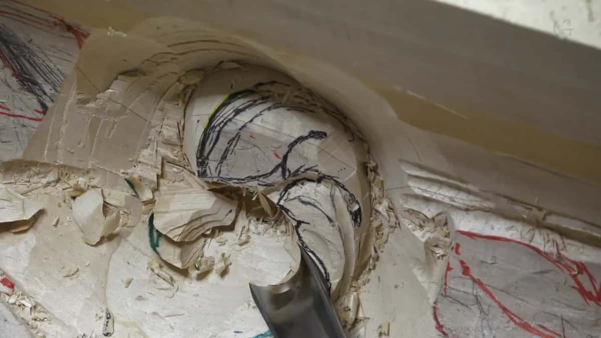 Marker lines inside the hollow.