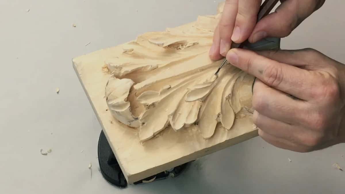 Even smaller blade going down the middle of the hollow that has already been cut there