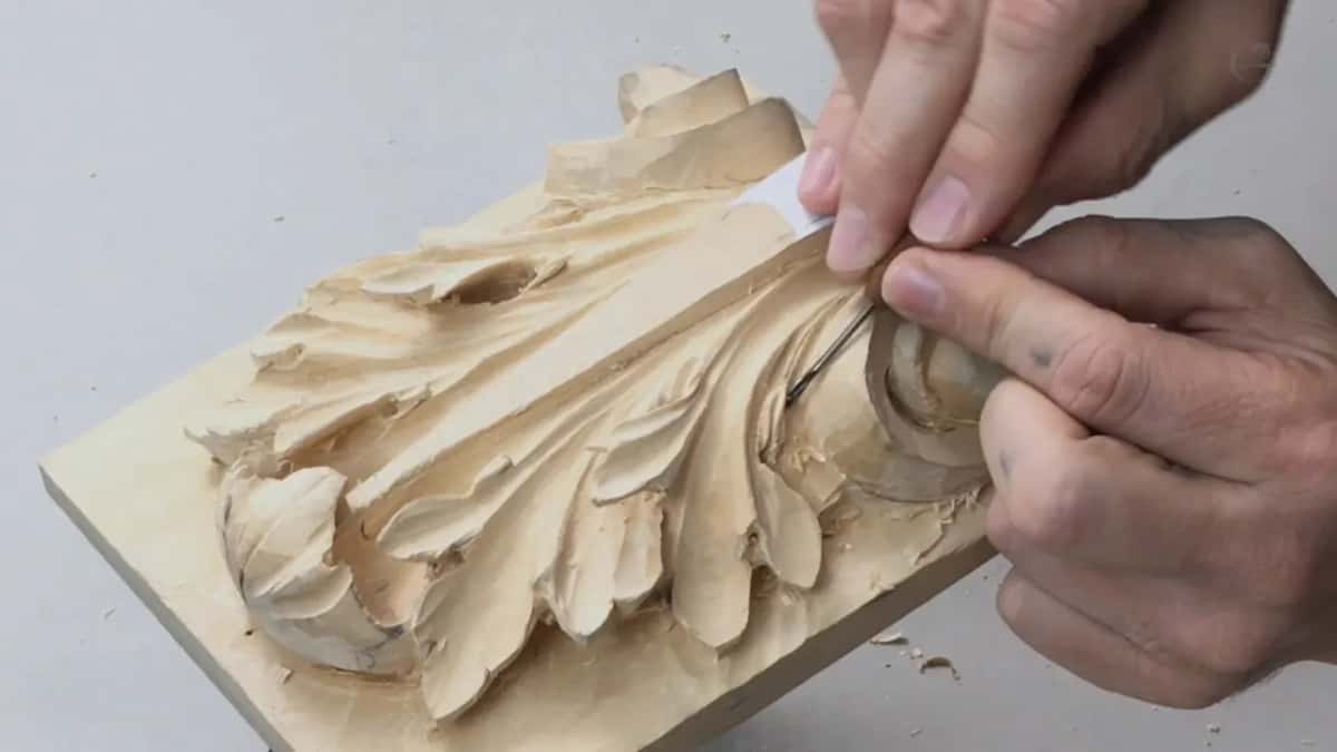 Fine blade pinched at the right