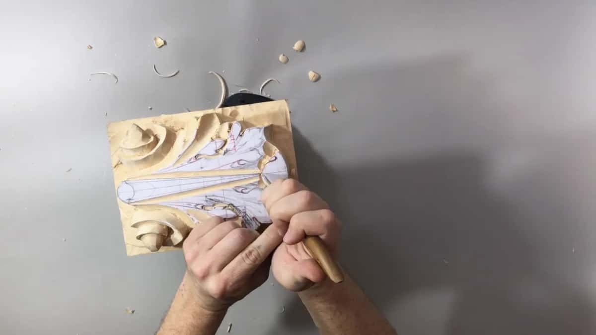 Light handle tipped low at a lobe on the far right
