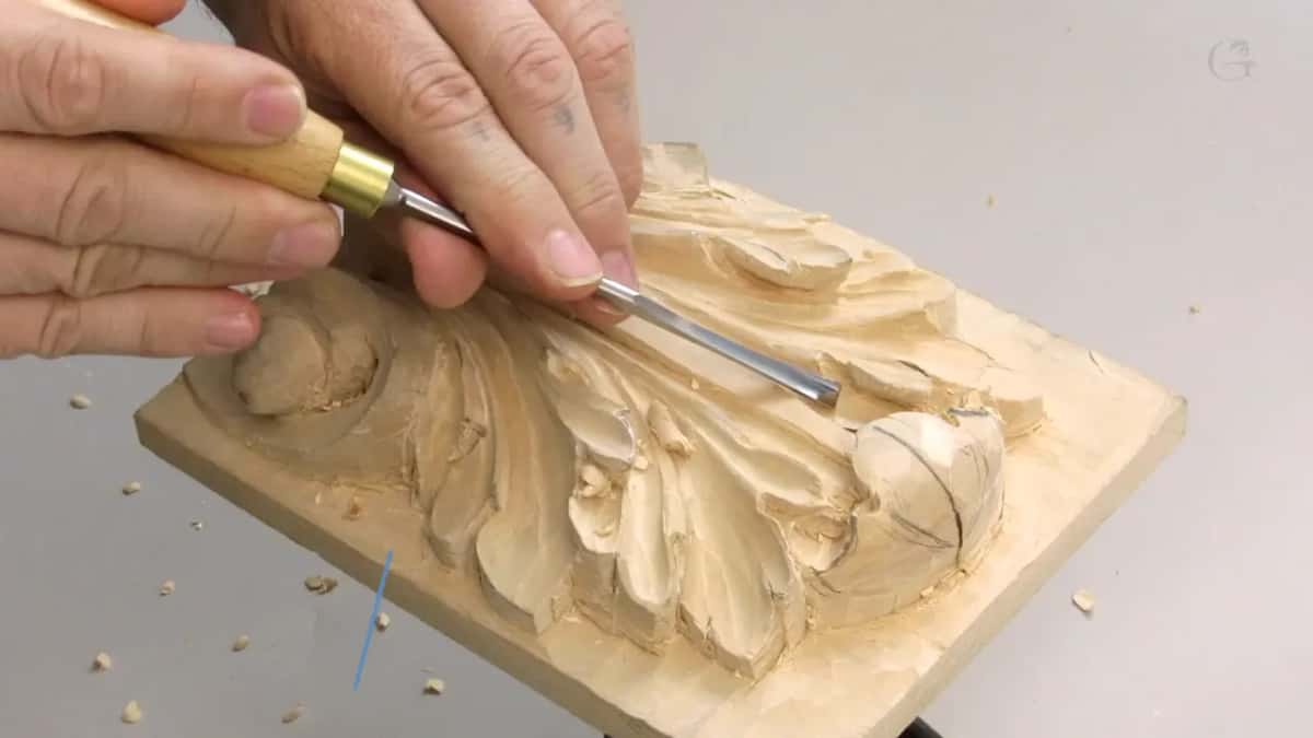 Cream handle, brass ferrule, blade in the centre