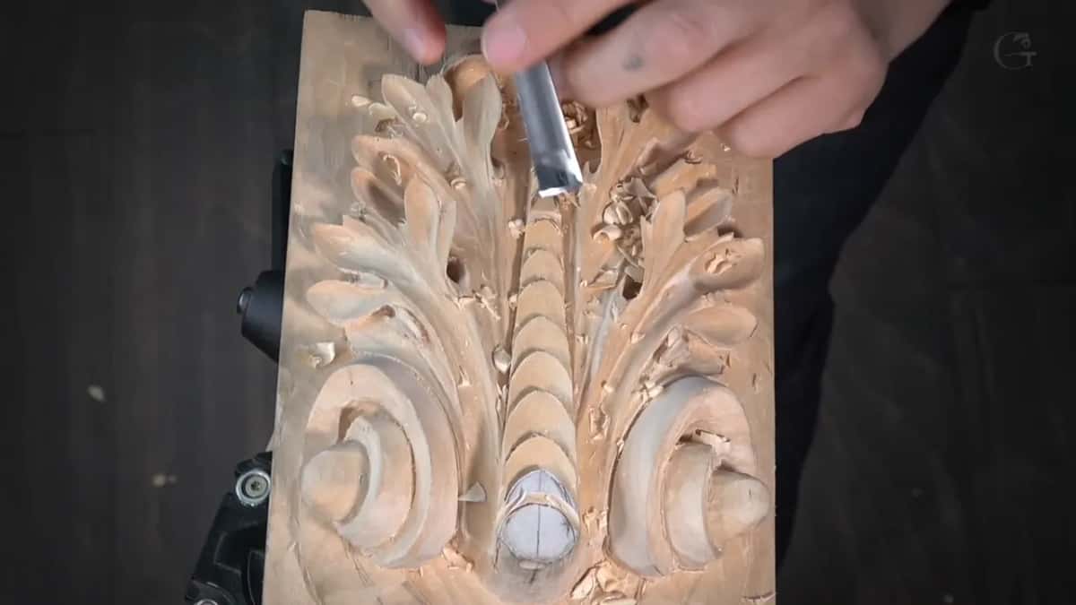 Working along the fingernails one after another with the same gouge