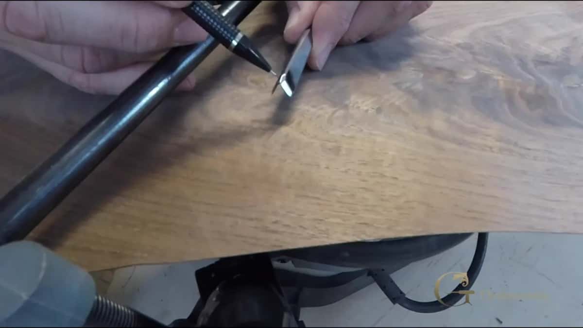 Pencil tip indicating the keel at the bottom of a V tool
