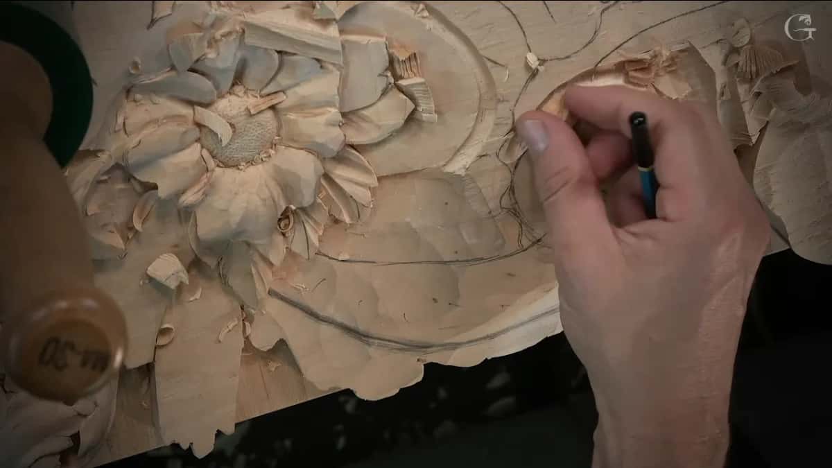 Pencil at the round scroll